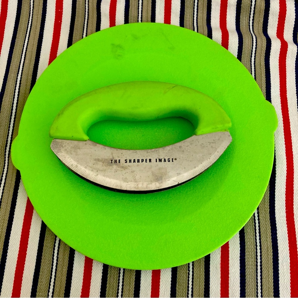 the sharper image herb chopper And board. No scratches, marks on handle, green